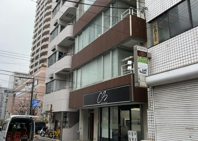 【外観】 | サンウッド町田ビル | 家を建てる場合、方位は要チェックです。現実的に日当たりのよい家ならばリビングは南側、建築基準法でも北側に当たる家への配慮は求められています。土地を見学に行く際は、方位磁針を持って行くようにしましょう。