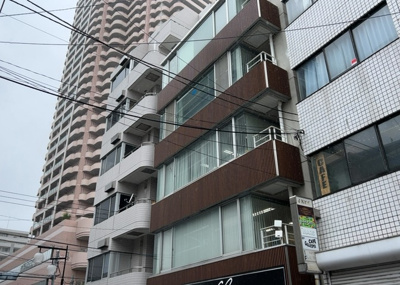 【外観】 | サンウッド町田ビル | 土地を買う際、住む地域の自治体や福祉の補助制度にも注目してみましょう。子供や老人の医療補助やゴミ出しのルールなど、自治体によってルールに大きな違いがあるため、暮らしやすい土地で判断するとよいでしょう。