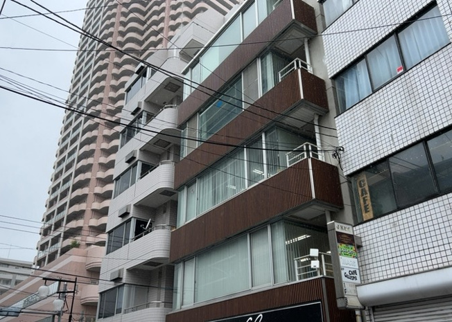 【外観】 | サンウッド町田ビル | 土地を買う際、住む地域の自治体や福祉の補助制度にも注目してみましょう。子供や老人の医療補助やゴミ出しのルールなど、自治体によってルールに大きな違いがあるため、暮らしやすい土地で判断するとよいでしょう。