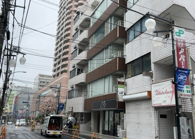 【外観】 | サンウッド町田ビル | 土地の前の道路に消火栓が設置されていることがあります。この場合、道路交通法第45条第1項により、駐車禁止の場所が指定されています。そのため、車庫などの駐車スペースをつくることができない場合があります。