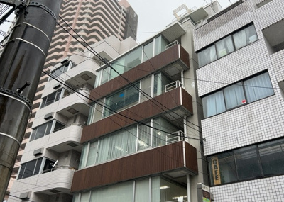 【外観】 | サンウッド町田ビル | 現地に行くなら、物件の周囲の地形がどうなっているかを見ることも大切です。周辺より低くなっている土地では、大雨などで水が集まりやすいため、地盤が弱くなっているということも考えられるため、注意が必要です。