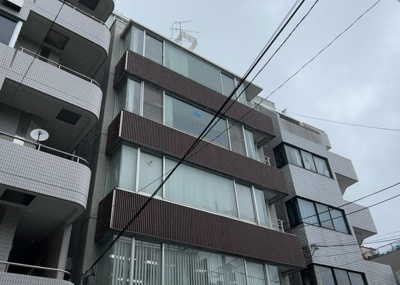 【外観】 | サンウッド町田ビル | 隣家の土地はどうなっているのか、生活利便施設が近くにあるのか、学校まで近いかなど、お客様のライフスタイルにあわせたイメージが重要です。また、近くにあると困る施設が近くにないかも確認するといいでしょう。