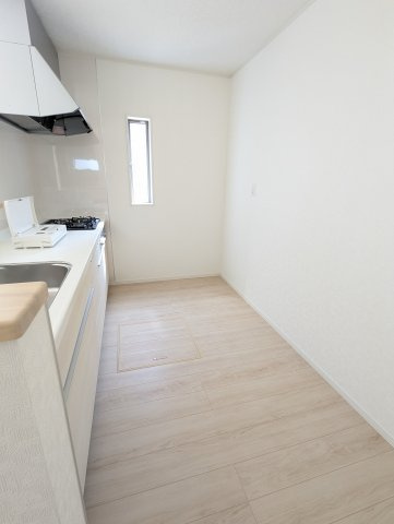 高萩市高萩　第３のキッチン|キッチン後ろのスペースに余裕があるので、お気に入りの食器棚を配置していただけます（同施工物件）