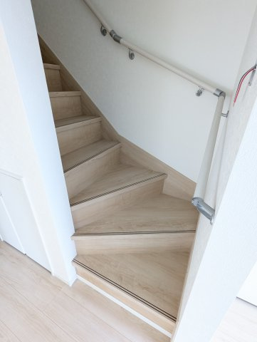 高萩市高萩　第３の内装|階段です。手すりがあるので安心です。（同施工物件）
