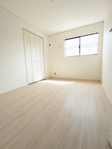 高萩市高萩　第３の洋室|洋室です。大きな窓に面しているので、室内は明るく光が沢山差し込みます（同施工物件）