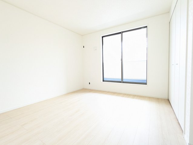 高萩市高萩　第３の洋室|バルコニーに面した明るい洋室です。採光・通風が良く毎朝気持ち良く起床ができ・・日中も日差しが降り注ぐ～暖かいお部屋です（同施工物件）