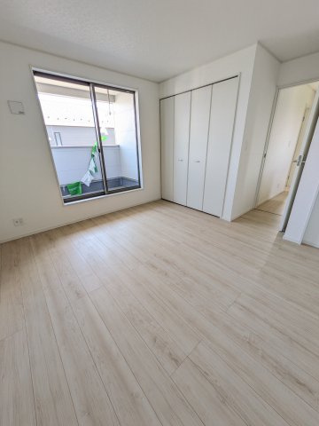 高萩市高萩　第３の洋室|バルコニーに面した明るい洋室です。採光・通風が良く毎朝気持ち良く起床ができ・・日中も日差しが降り注ぐ～暖かいお部屋です
