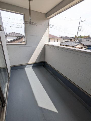 高萩市高萩　第３のバルコニー|ルーフバルコニーで家族全員の洗濯物の干せちゃいます！屋根付きで急な雨でも安心！