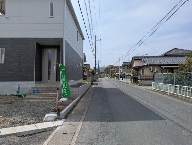 高萩市高萩　第３の内装|窓付きの階段は明るく、手すり付きで小さなお子様でも安心です（同施工物件）