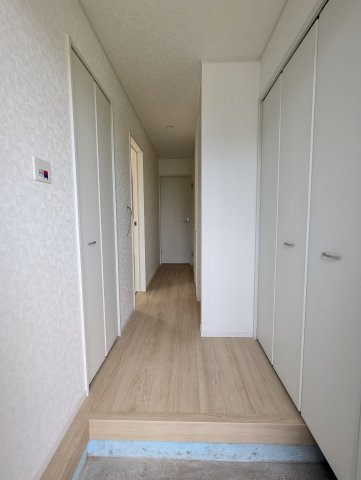高萩市高萩　第３の玄関|玄関窓から光が差し込む明るい玄関です！白を基調としているのでスッキリとしています♪