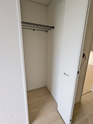 高萩市高萩　第３の収納|シューズインクローゼットには、ベビーカーや遊び道具、災害用グッズを収納いただけます（同施工物件）