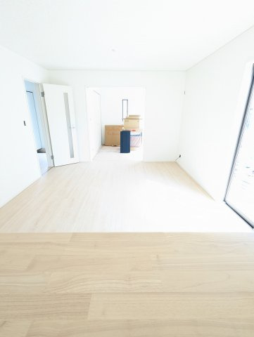 高萩市高萩　第３の居間・リビング|キッチンから見たリビングです。リビングは家族皆が集まる場所～家族会議からお子様の日々の成長を感じれる場所です（同施工物件）