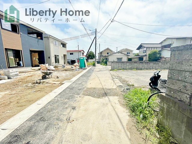 土浦市小松第7　新築戸建　5号棟の前面道路含む現地写真