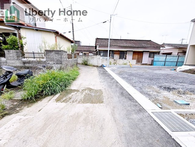 土浦市小松第7　新築戸建　5号棟の前面道路含む現地写真