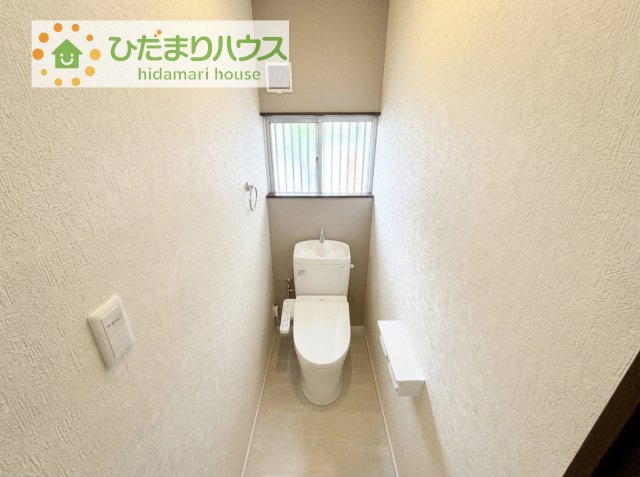 【トイレ】 | つくば市自由ケ丘　中古戸建 | 小窓が付いているので、トイレも明るい空間になっております♪