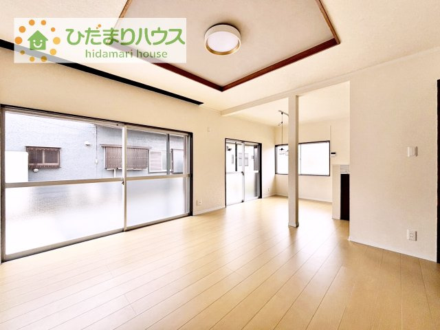 【居間・リビング】 | つくば市自由ケ丘　中古戸建 | 南に面した大きな窓から差し込む光で日中は電気いらず♪