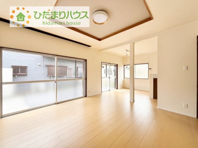 【居間・リビング】 | つくば市自由ケ丘　中古戸建 | 南に面した大きな窓から差し込む光で日中は電気いらず♪