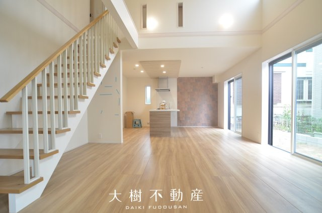【居間・リビング】 | 綾瀬市上土棚中6丁目　新築戸建て　全１棟【仲介手数料無料】