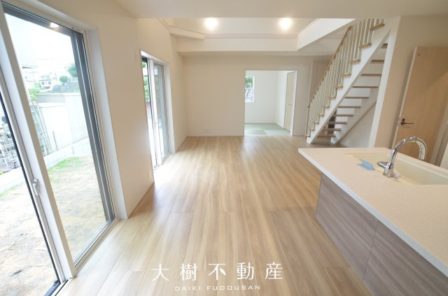 【居間・リビング】 | 綾瀬市上土棚中6丁目　新築戸建て　全１棟【仲介手数料無料】