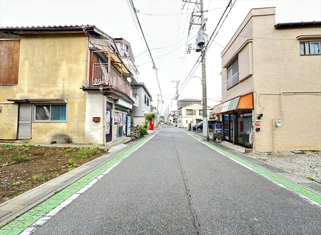 【前面道路含む現地写真】 | 富士見市水谷東3丁目　建築条件なし売地　全1区画　(志木本店) | 前面道路の様子。
広々とした道路に面しているので車の出し入れもスムーズに行えます。