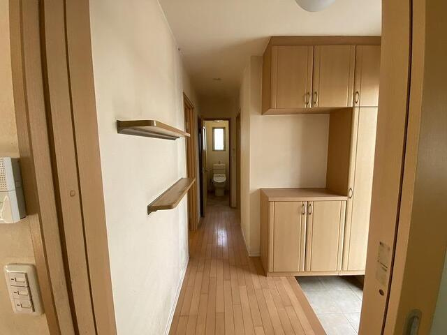 【利便性◎】高知市新屋敷　中古一戸建ての玄関|収納付きの玄関