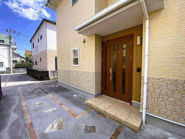 【利便性◎】高知市新屋敷　中古一戸建ての外観|雨の日も安心のゆとりある玄関ポーチ