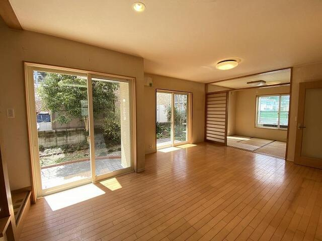 【利便性◎】高知市新屋敷　中古一戸建ての居間・リビング|家族が集まる明るいLDK