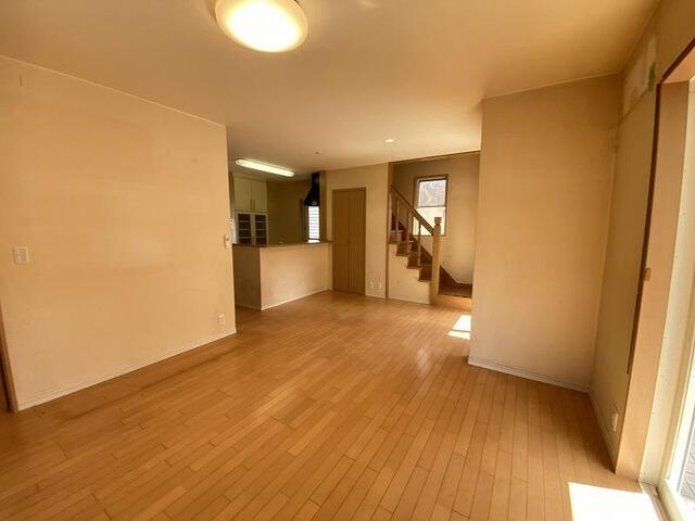 【利便性◎】高知市新屋敷　中古一戸建ての居間・リビング|LDKは広々17帖♪のびのびと寛げます☆