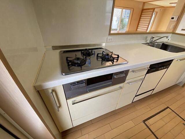 【利便性◎】高知市新屋敷　中古一戸建てのキッチン|3口コンロでお料理も効率アップ