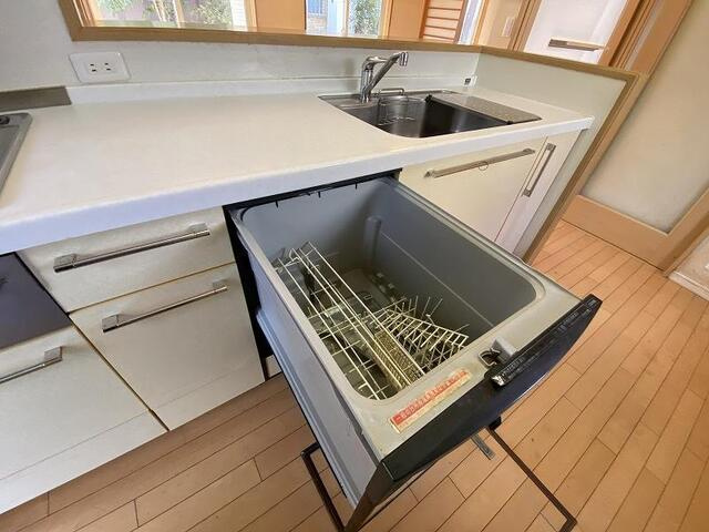 【利便性◎】高知市新屋敷　中古一戸建てのキッチン|家事の時短に嬉しい食洗機付き収納豊富で使いやすいシステムキッチン