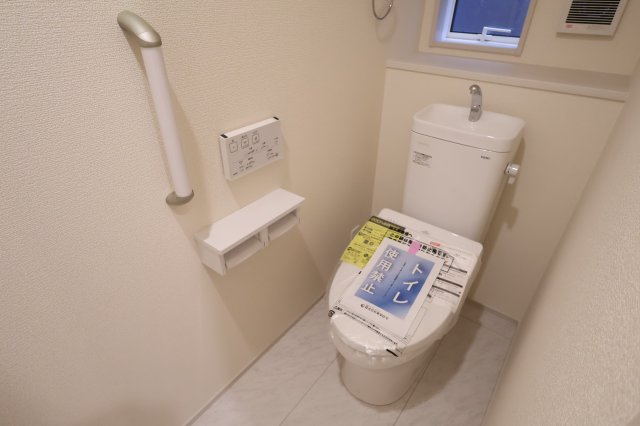 《仲介手数料無料》上尾市大字上20-8新築一戸建てブルーミングガーデンのトイレ