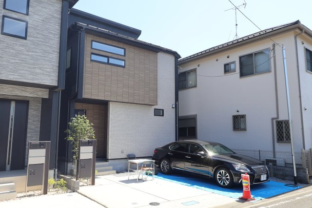 《仲介手数料無料》上尾市大字上20-8新築一戸建てブルーミングガーデンの外観|並列で2台車を駐車できます。