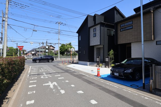 《仲介手数料無料》上尾市大字上20-8新築一戸建てブルーミングガーデンの外観|前面道路も6mあるので駐車もしやすいと思います。