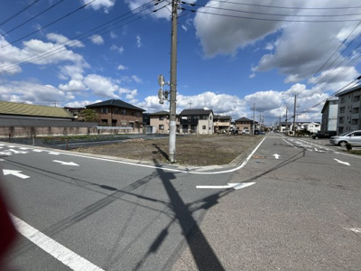 【前面道路含む現地写真】 | 【新町第5期　現地外観】
※令和8年3月時点