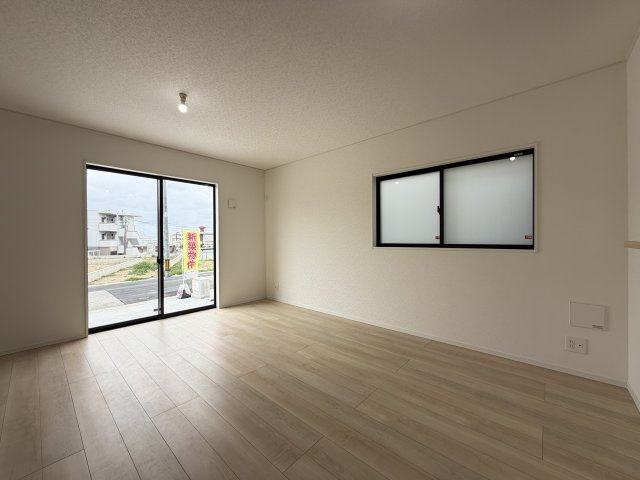 宜野湾市上原　第2（全3棟）ラスト2号棟の居間・リビング|2号棟　LDK16.7帖♪