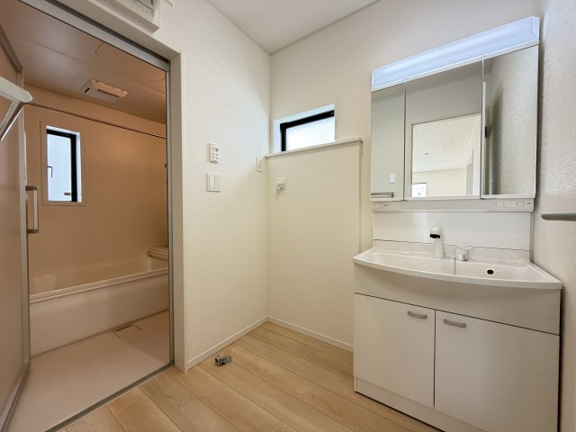 宜野湾市上原　第2（全3棟）ラスト2号棟の独立洗面台|2号棟　三面鏡付き洗髪洗面化粧台♪