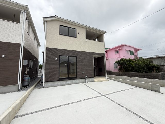 宜野湾市上原　第2（全3棟）ラスト2号棟の外観|2号棟　並列駐車2台完備♪EV車充電設備付き♪