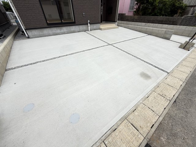 宜野湾市上原　第2（全3棟）ラスト2号棟の駐車場|2号棟　並列駐車2台完備♪EV車充電設備付き♪