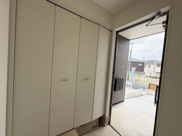 宜野湾市上原　第2（全3棟）ラスト2号棟の玄関|2号棟　十分な収納付き玄関♪