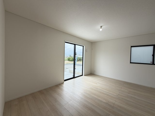 宜野湾市上原　第2（全3棟）ラスト2号棟の居間・リビング|2号棟　LDK16.7帖♪