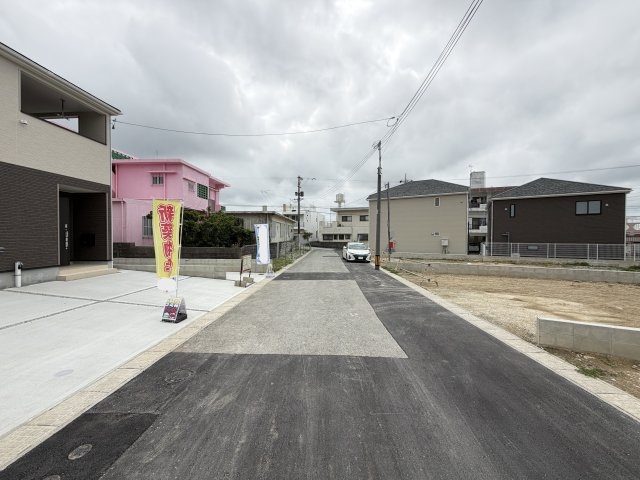 宜野湾市上原　第2（全3棟）ラスト2号棟の前面道路含む現地写真|※北西側6m♪