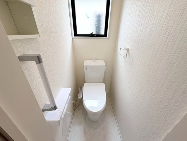 リーブルガーデン　岐阜市中川原第4　全3区画分譲のトイレ|超表面平滑加工とイオンパワーの「セフィオンテクト」加工で、汚れが付きにくく落ちやすい仕様で清潔です。
便器にフチがないので汚れが隠れて見えない部分がありません。お手入れがとってもラクラクです。