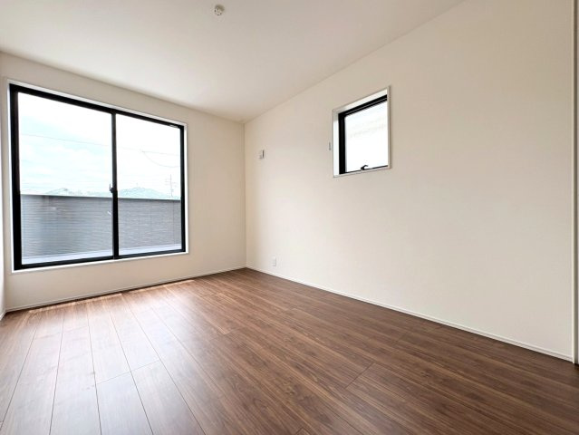 リーブルガーデン　岐阜市中川原第4　全3区画分譲の洋室|全居室にたっぷり収納できる大型クローゼット、居室部分の窓ガラスには間に空気層を設けたペアガラスを採用。
高い断熱性と共にガラス面の結露対策にも効果を発揮します。