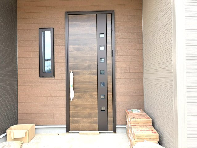 リーブルガーデン　岐阜市中川原第4　全3区画分譲の玄関|【ピッキング防止機能付き玄関ドア錠】玄関ドアの鍵は上下に２つあり、内側の下段は脱着サムターンキー。
鍵を不正に開錠されても、もう１つの鍵でピッキングを防ぎます。防犯性の高い仕様になっています。