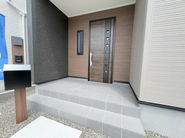 リーブルガーデン　岐阜市中川原第4　全3区画分譲の玄関|【ピッキング防止機能付き玄関ドア錠】玄関ドアの鍵は上下に２つあり、内側の下段は脱着サムターンキー。
鍵を不正に開錠されても、もう１つの鍵でピッキングを防ぎます。防犯性の高い仕様になっています。