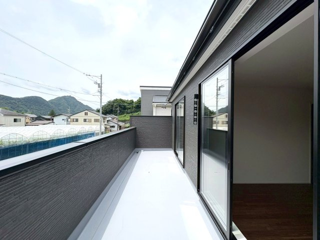 リーブルガーデン　岐阜市中川原第4　全3区画分譲のバルコニー|バルコニーは南向きで洗濯物もよく乾きます！強度と表面積硬度を持つFPRで防水しています。