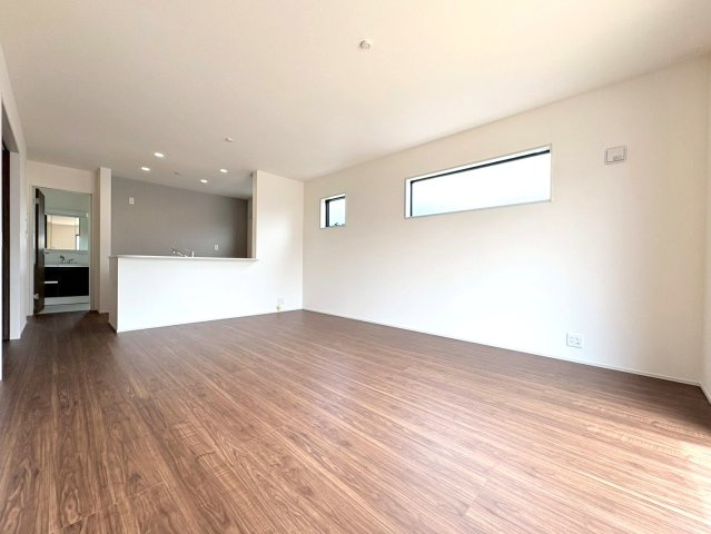 リーブルガーデン　岐阜市中川原第4　全3区画分譲の居間・リビング|明るい日差しをふんだんに取り込んだリビングダイニングは家族の笑顔につつまれた素敵な空間になります。
一建設の家は精度が高く丈夫な工法を採用し、「住宅トップランナー基準」に対応しています。