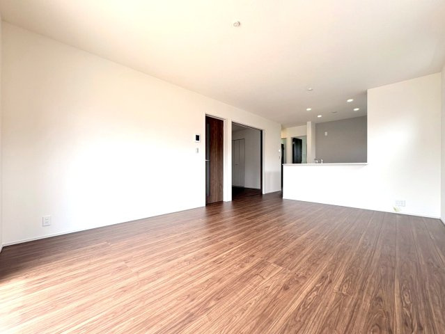 リーブルガーデン　岐阜市中川原第4　全3区画分譲の居間・リビング|明るい日差しをふんだんに取り込んだリビングダイニングは家族の笑顔につつまれた素敵な空間になります。
一建設の家は精度が高く丈夫な工法を採用し、「住宅トップランナー基準」に対応しています。