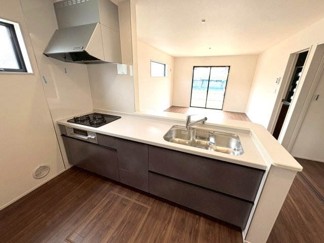 リーブルガーデン　岐阜市中川原第4　全3区画分譲のキッチン|機能的で手入れがしやすいシステムキッチンでお掃除も楽々。蛇口は浄水器内蔵型で節湯CI対応水栓です。　
人造大理石カウンターやキッチンパネルなど明るくきれいにお使いいただけます。