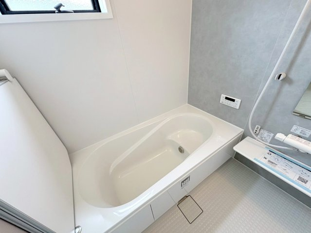 リーブルガーデン　岐阜市中川原第4　全3区画分譲の浴室|明るく清潔感がある浴室。浴槽は環境にやさしい節水タイプ。浴槽内ステップで半身浴、親子入浴も安心です。
洗い場の床は乾きやすく滑りにくい快適仕様、水はけが良くカビの発生を軽減できます。
